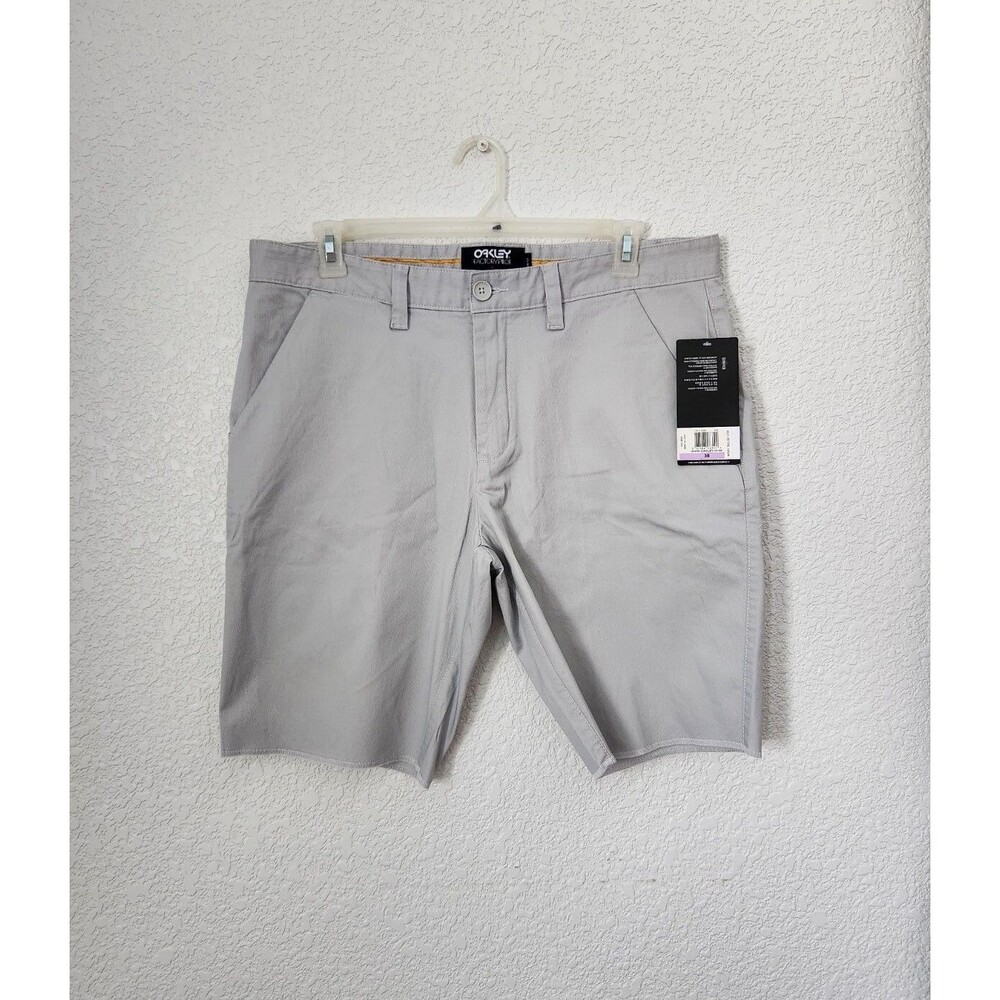 Oakley Men’s Size 38 Slim Fit Light Gray Golf Shorts 97% Cotton New with Tags.